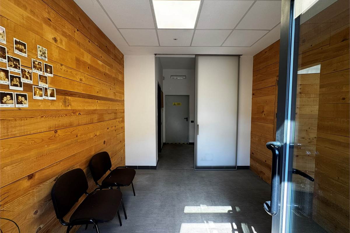 Guanzate Capannone con Uffici