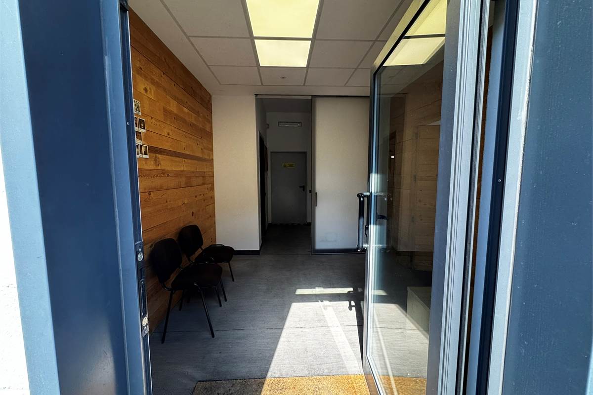 Guanzate Capannone con Uffici