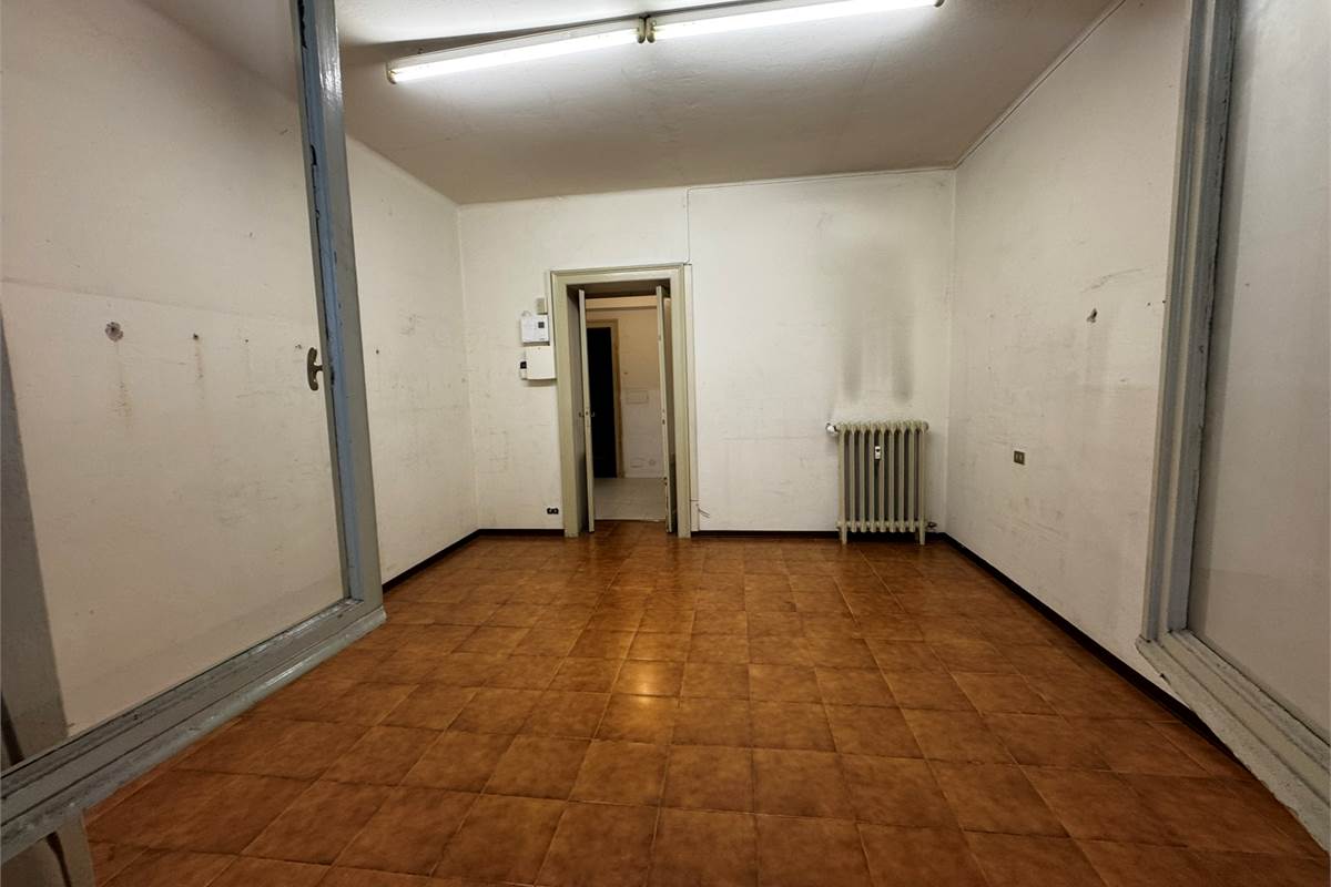 VIA CRISPI VENDITA