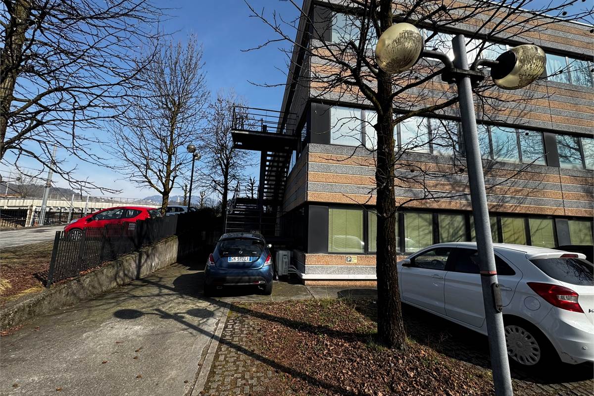 Uffici con posti auto