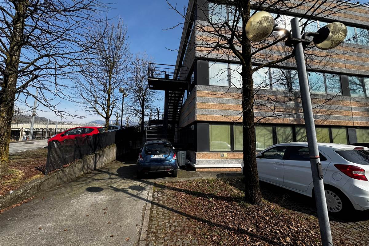 Uffici con posti auto