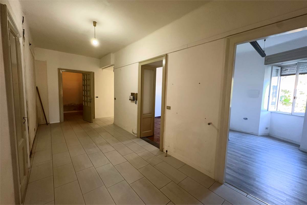 Ampio appartamento in vendita