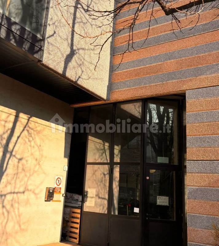 Laboratorio con accesso carraio