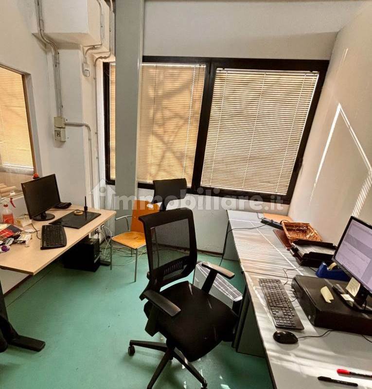 Laboratorio con accesso carraio