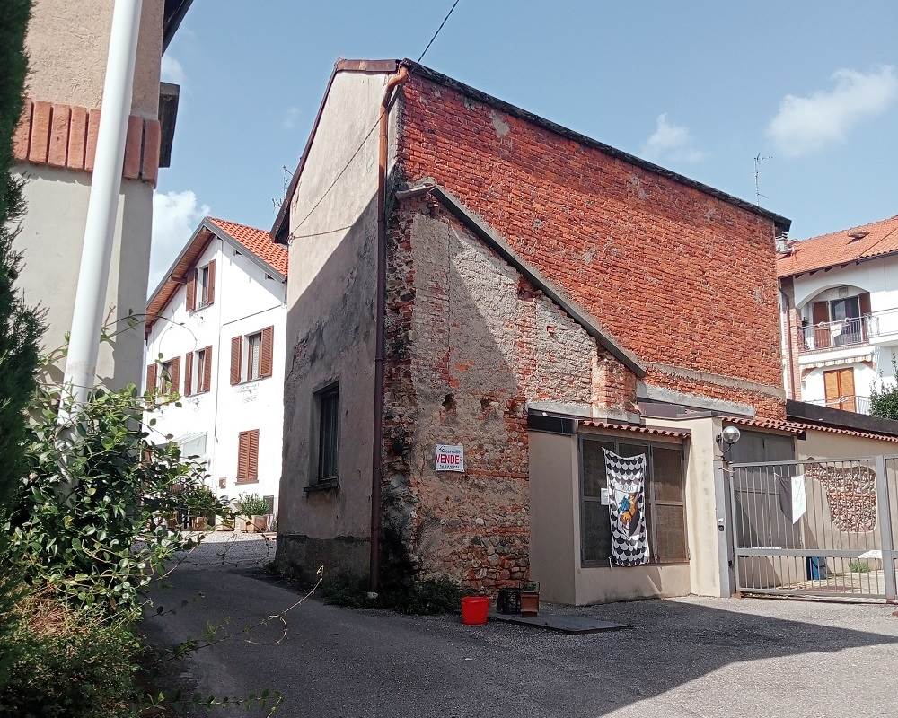 Rustico/Casale In Vendita a Fenegrò