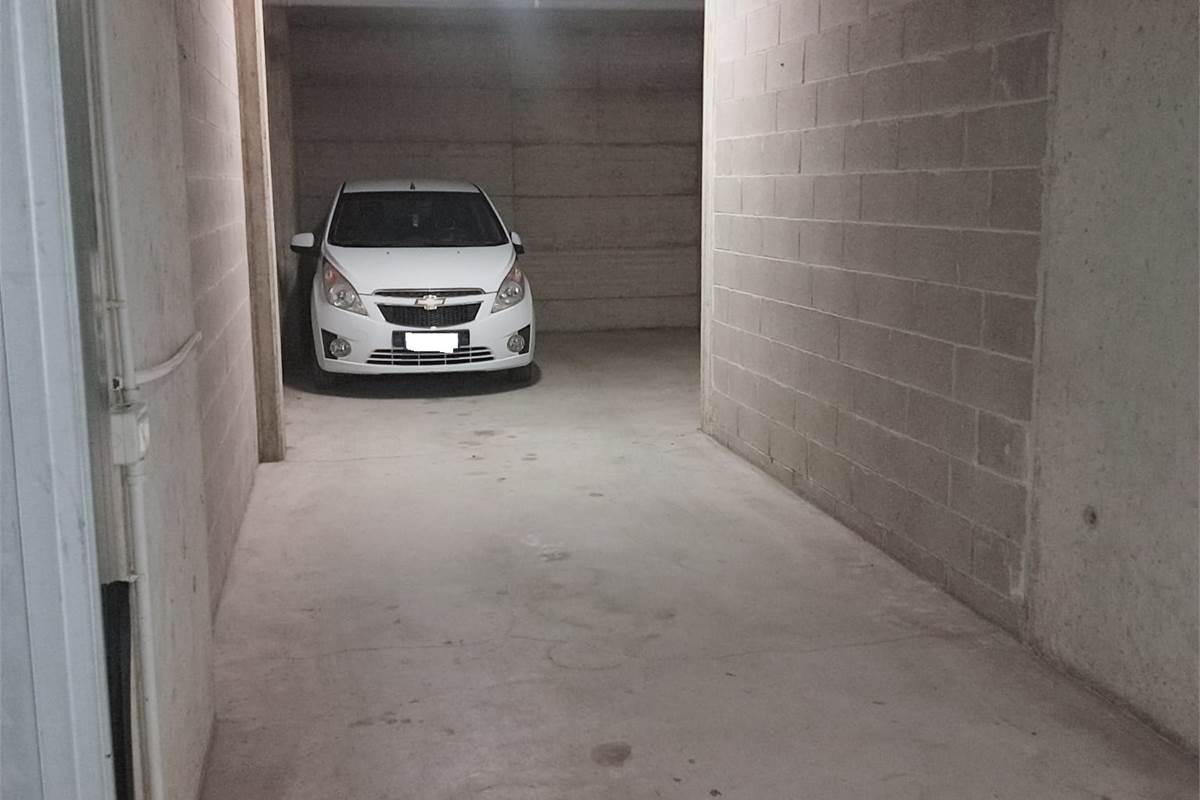 Garage In Vendita a Appiano Gentile