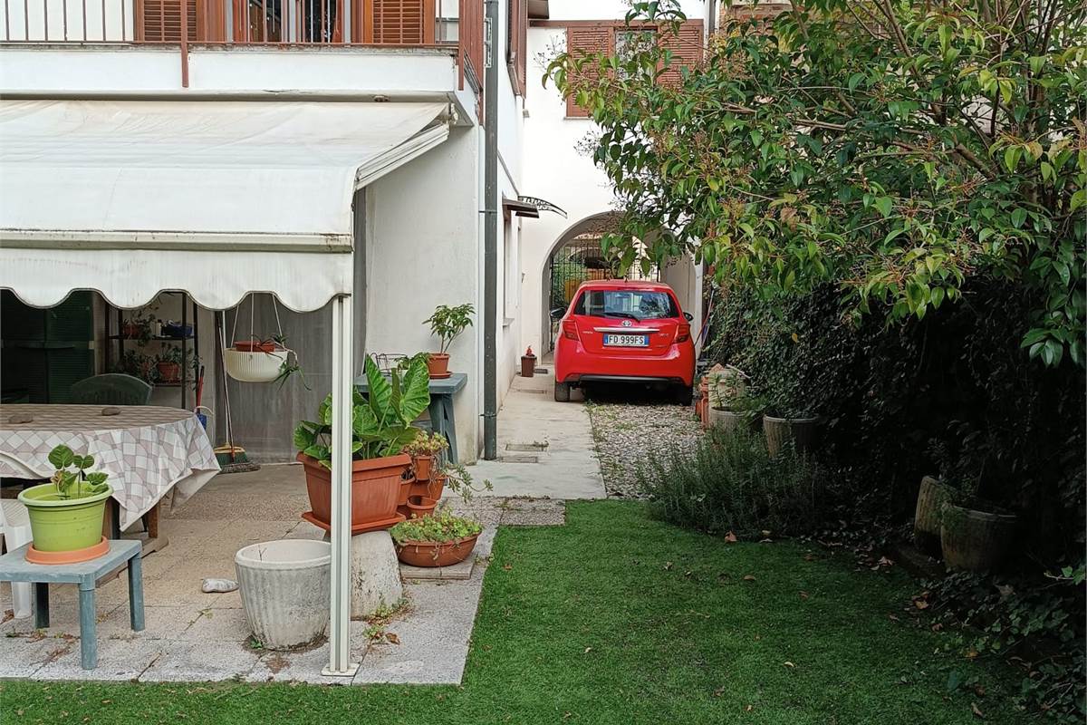 Porzione di Casa In Vendita a Lomazzo
