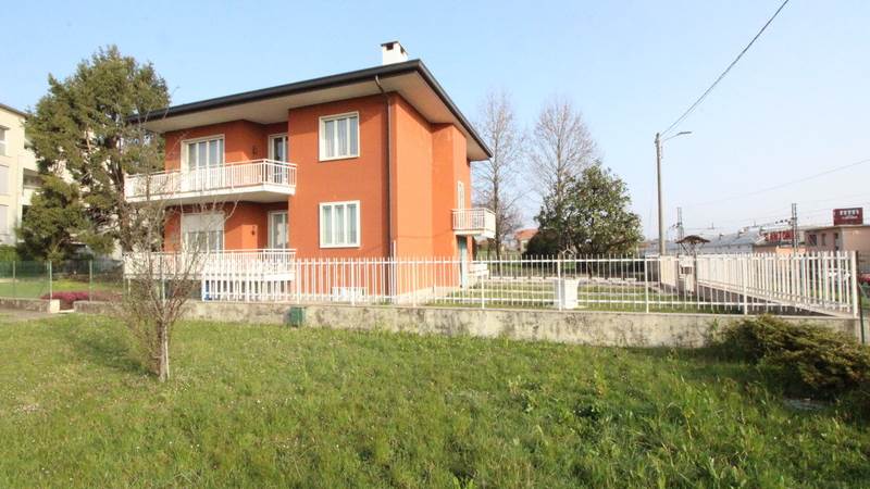 Villa In Vendita a Lomazzo