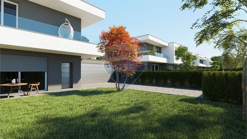 PORZIONE DI VILLA CON GIARDINO 