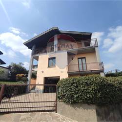 VILLA SINGOLA CON GIARDINO 
