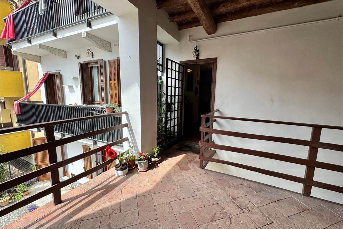 TRILOCALE CON BALCONE 