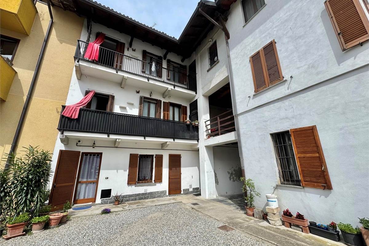 TRILOCALE CON BALCONE 