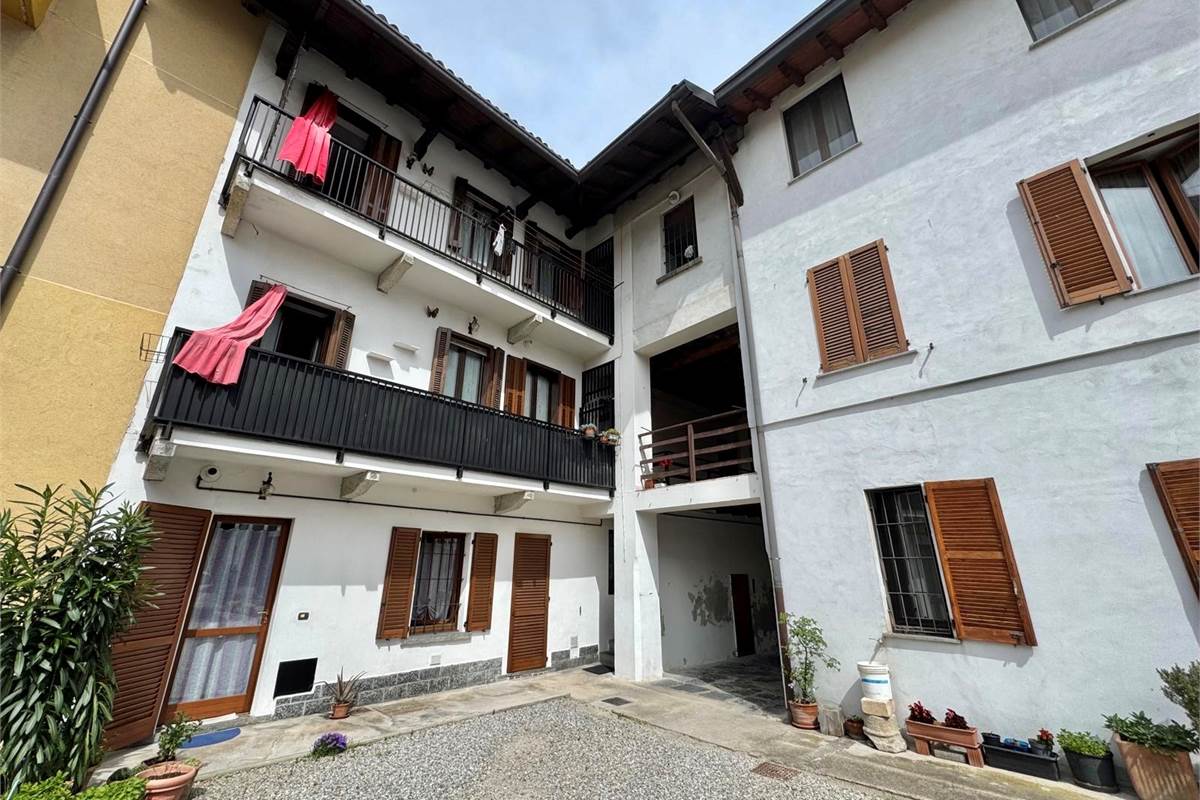 TRILOCALE CON BALCONE 