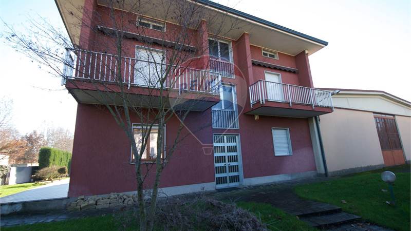 VILLA BIFAMILIARE