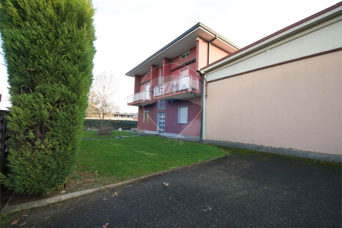 VILLA BIFAMILIARE
