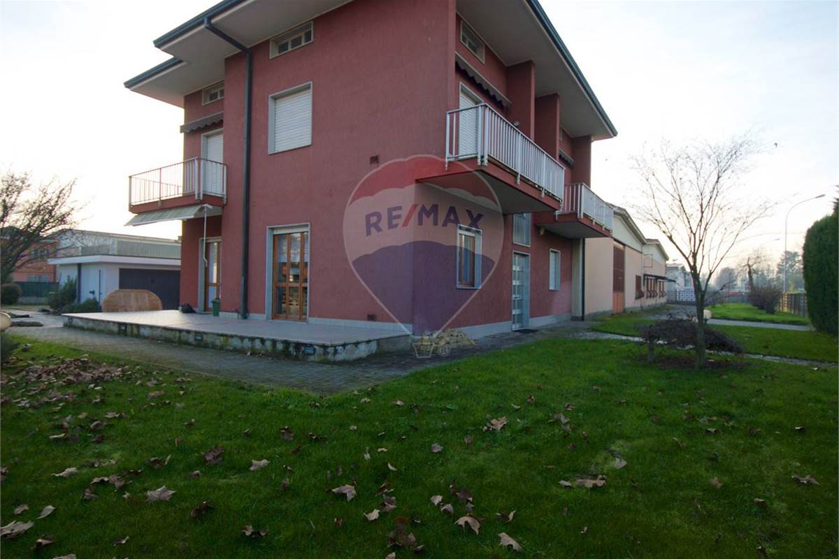 VILLA BIFAMILIARE