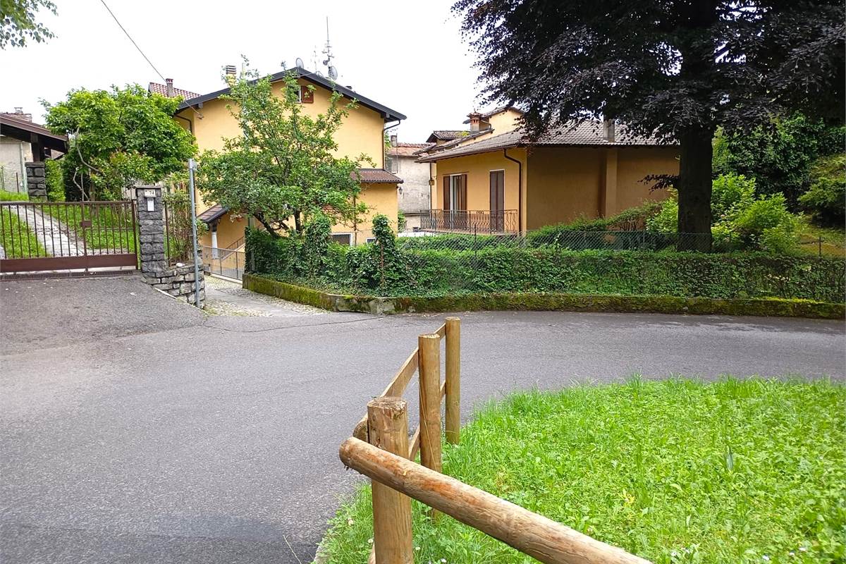 CASA SEMINDIPENDENTE