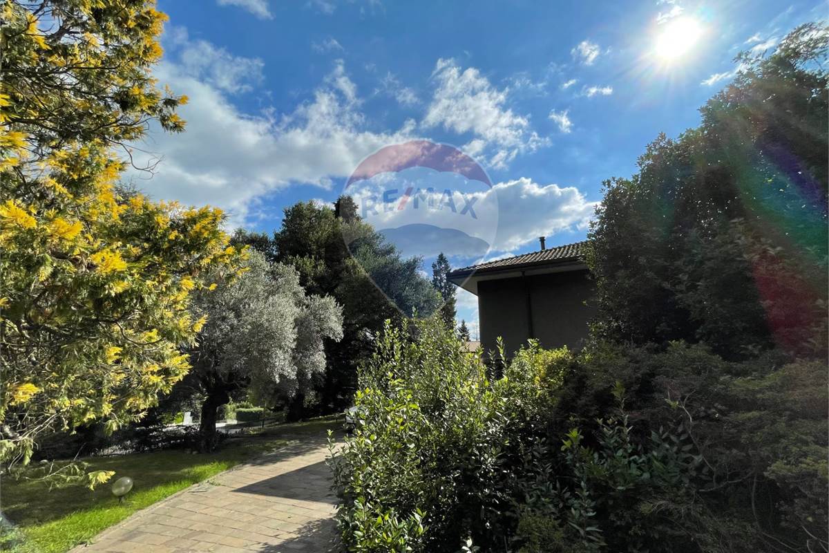 VILLA SINGOLA CON GIARDINO 