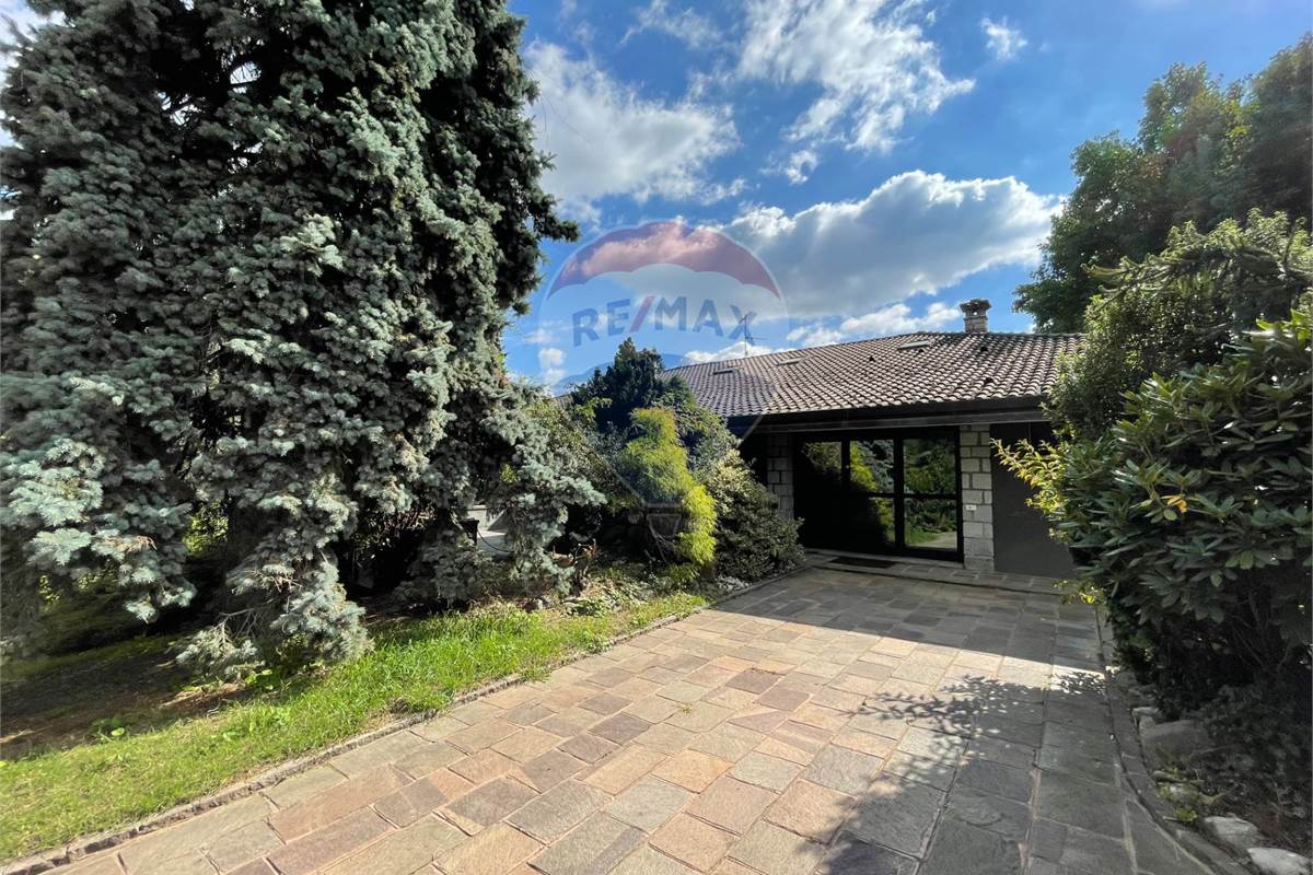 VILLA SINGOLA CON GIARDINO 