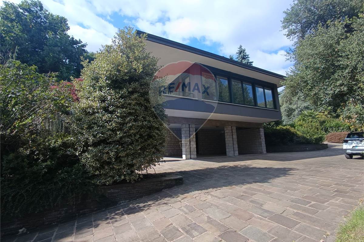 VILLA SINGOLA CON GIARDINO 
