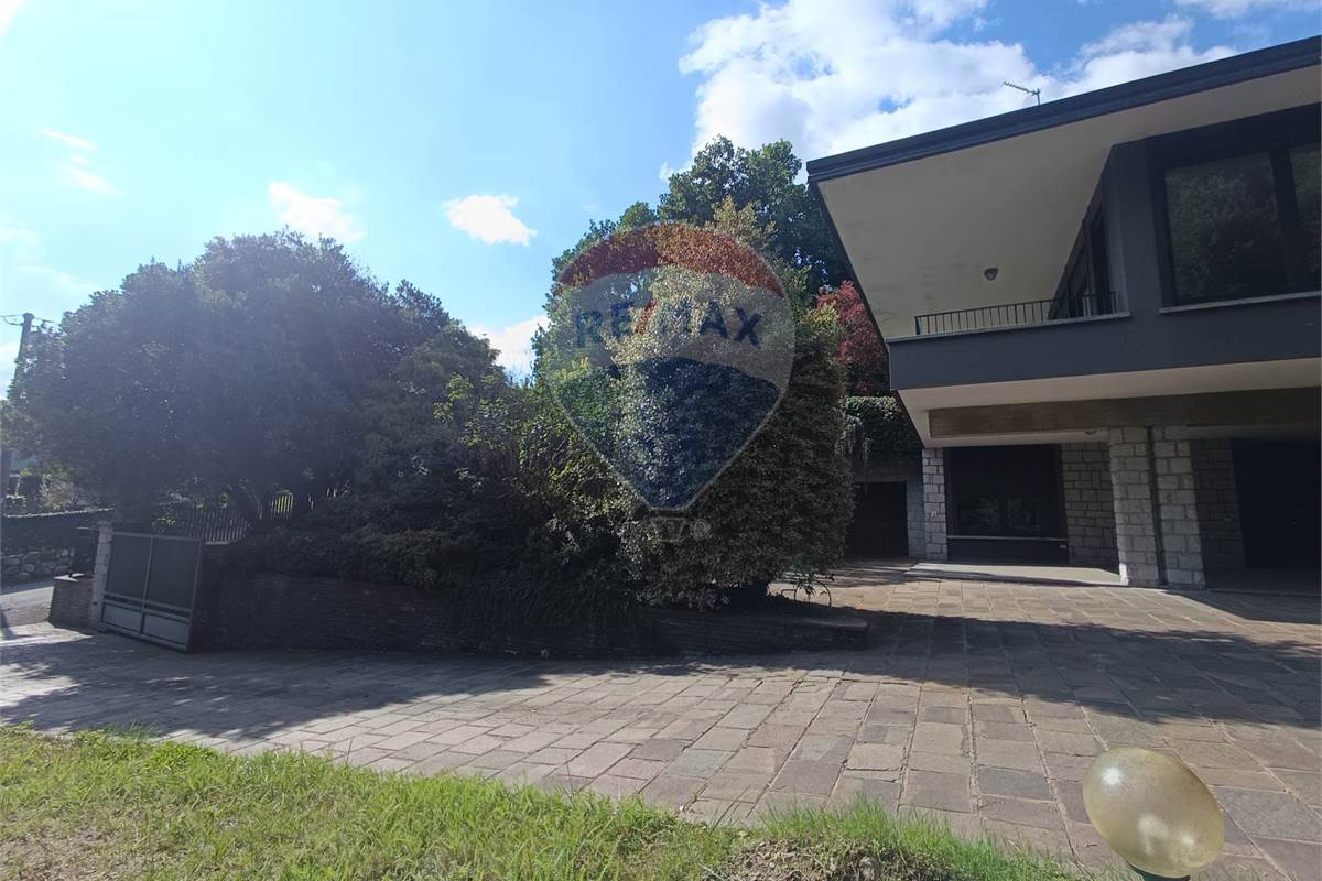 VILLA SINGOLA CON GIARDINO 