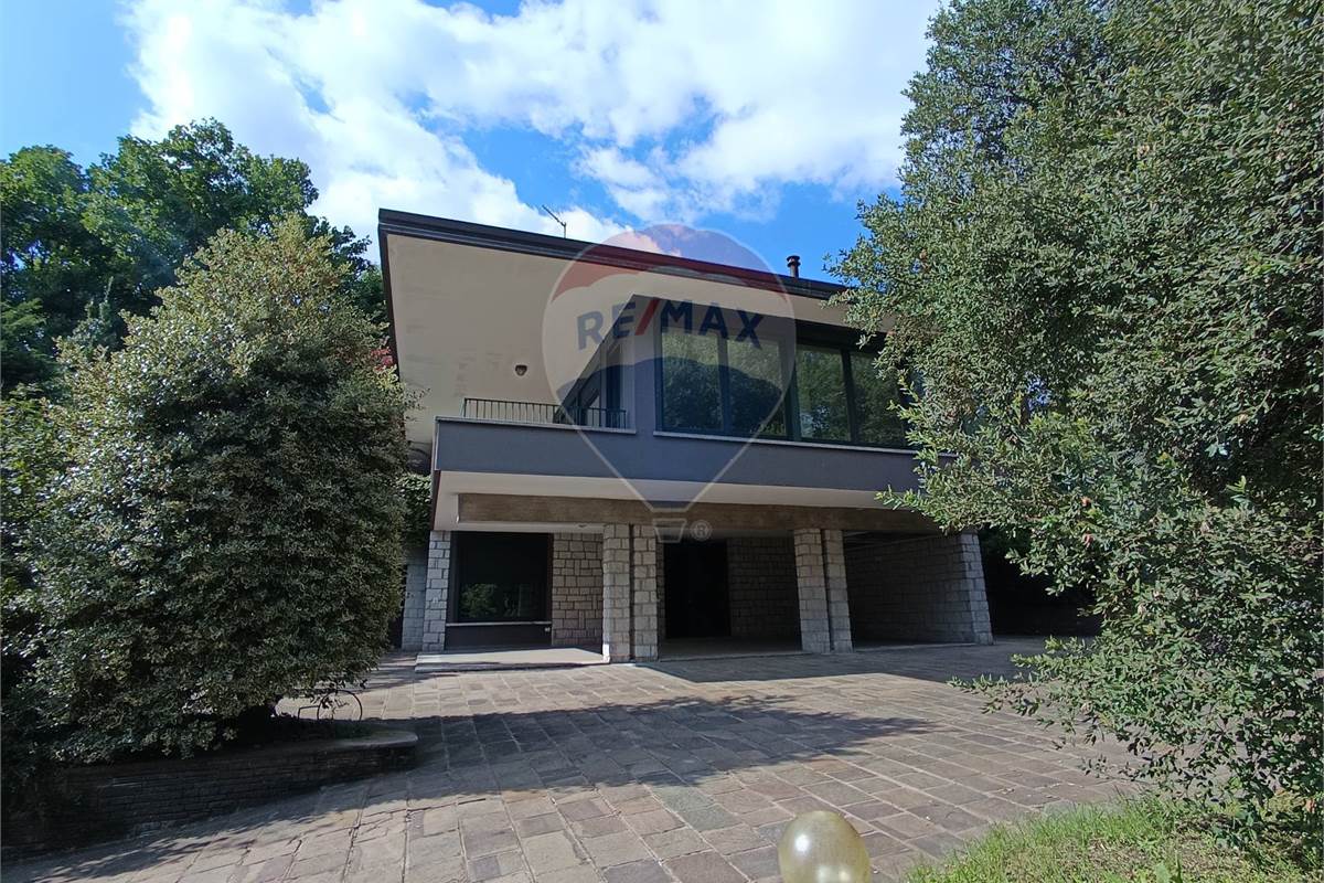 VILLA SINGOLA CON GIARDINO 