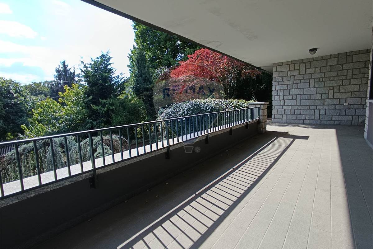 VILLA SINGOLA CON GIARDINO 