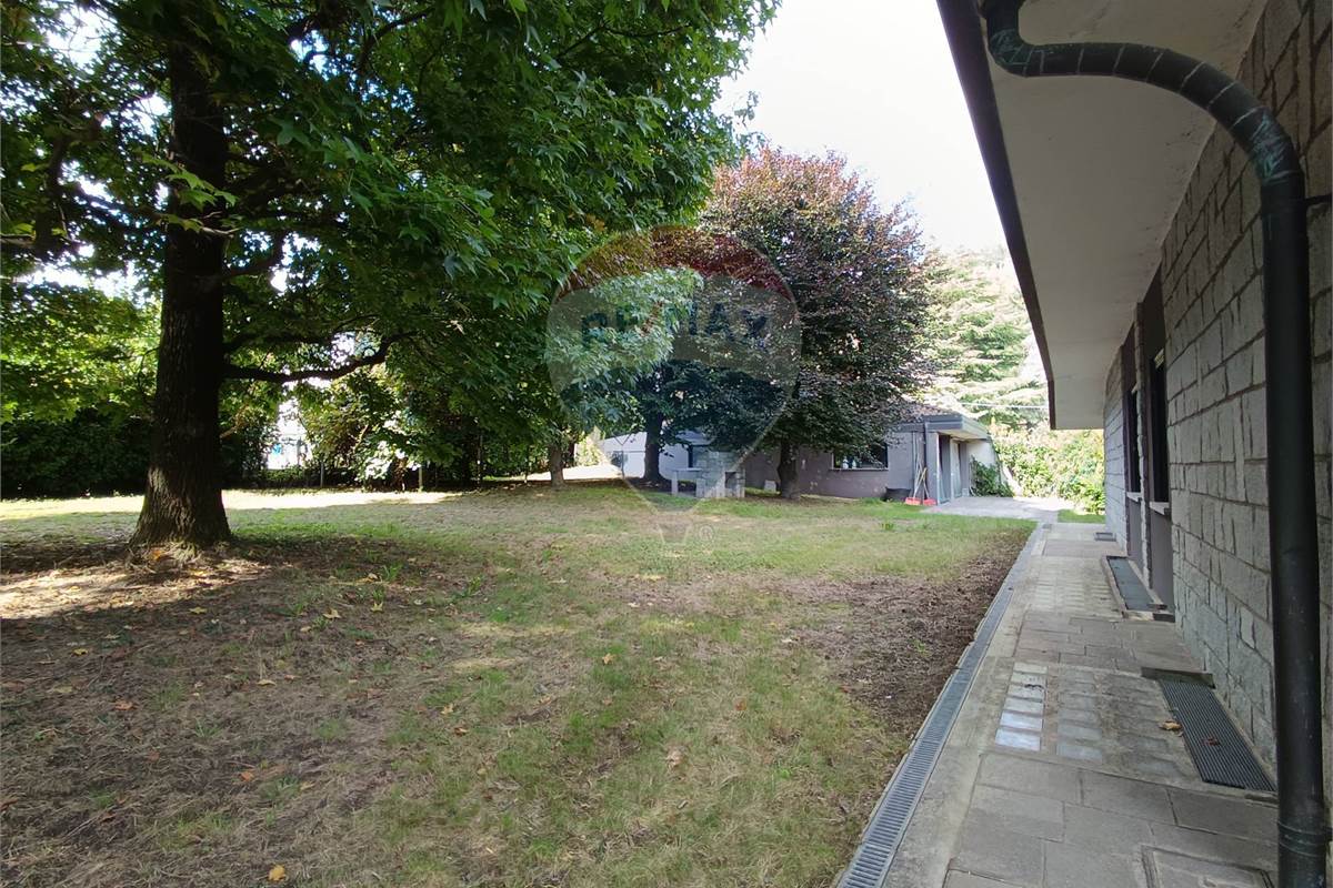 VILLA SINGOLA CON GIARDINO 