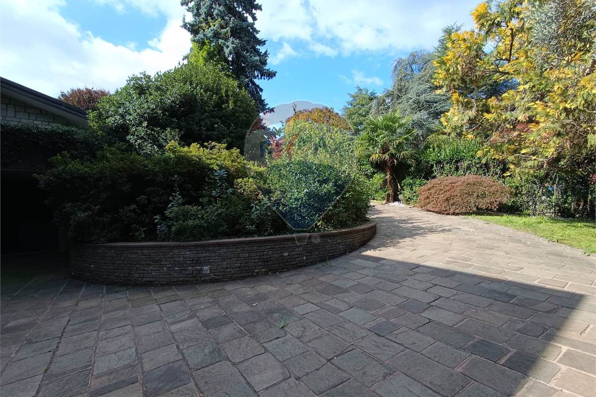 VILLA SINGOLA CON GIARDINO 