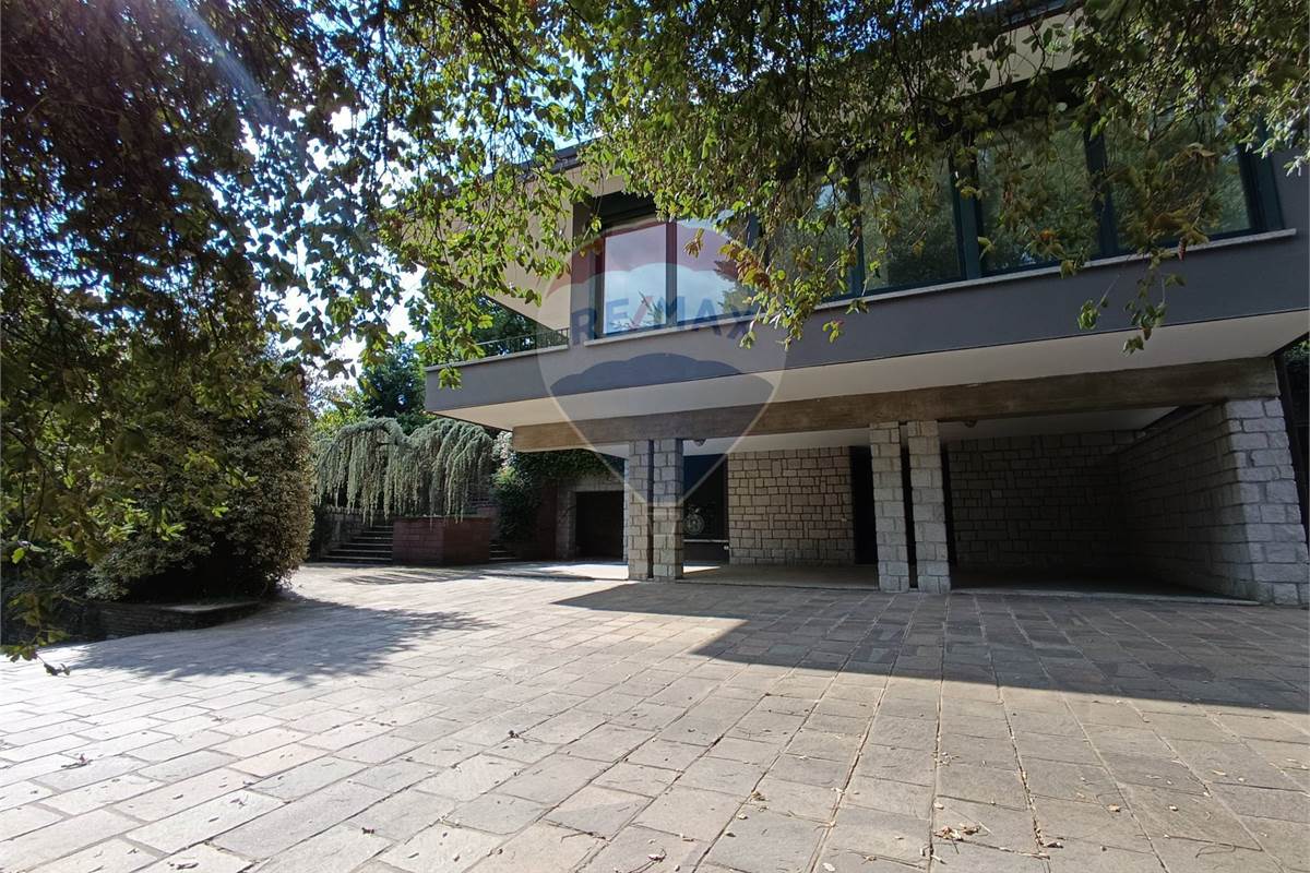 VILLA SINGOLA CON GIARDINO 