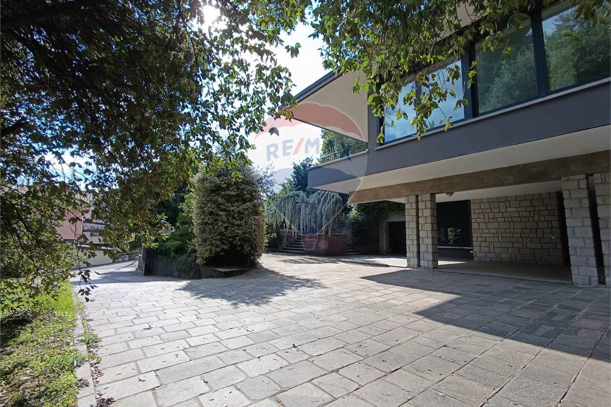VILLA SINGOLA CON GIARDINO 