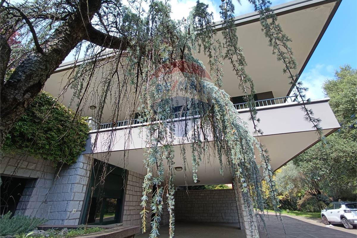 VILLA SINGOLA CON GIARDINO 