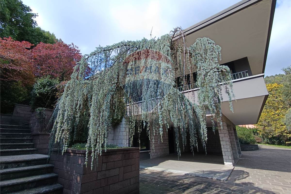 VILLA SINGOLA CON GIARDINO 