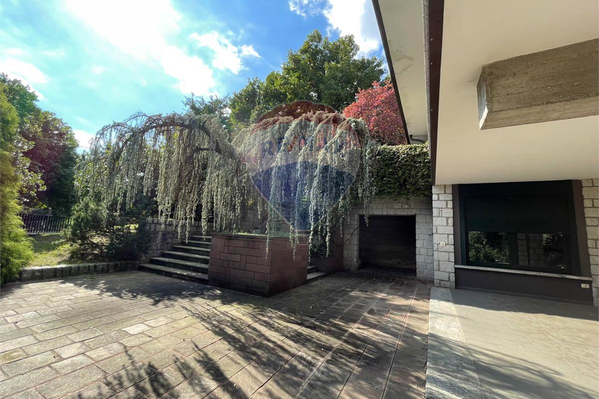 VILLA SINGOLA CON GIARDINO 