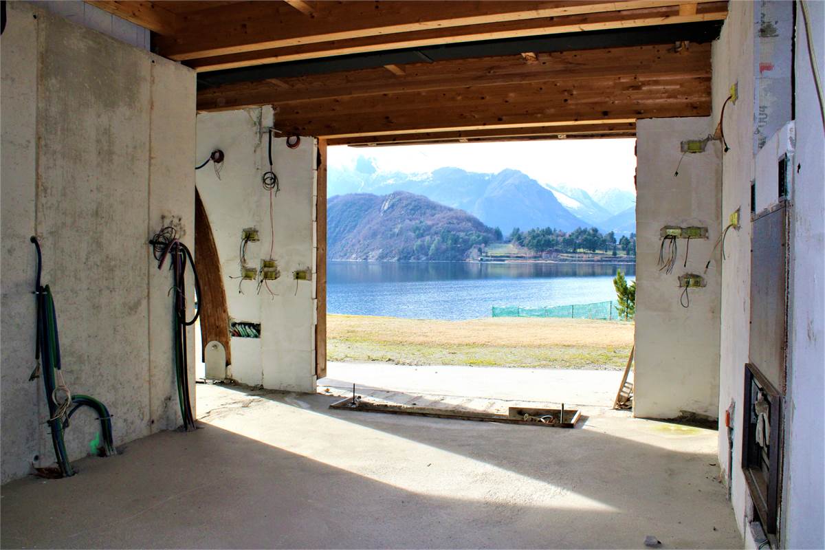Villa nuova fronte lago con darsena