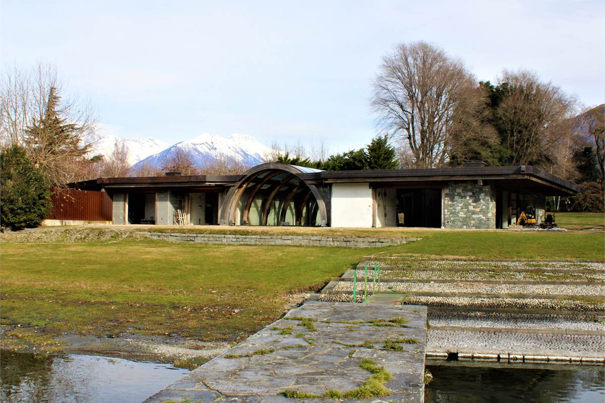 Villa nuova fronte lago con darsena