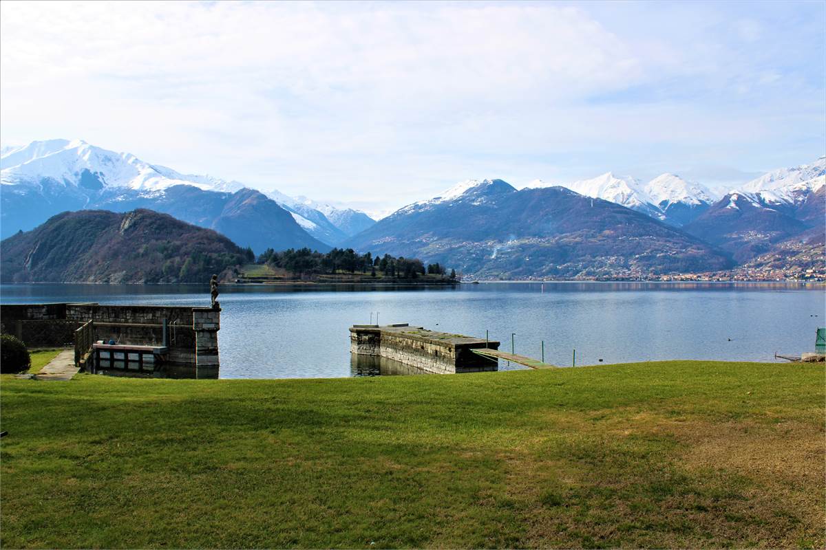 Villa nuova fronte lago con darsena