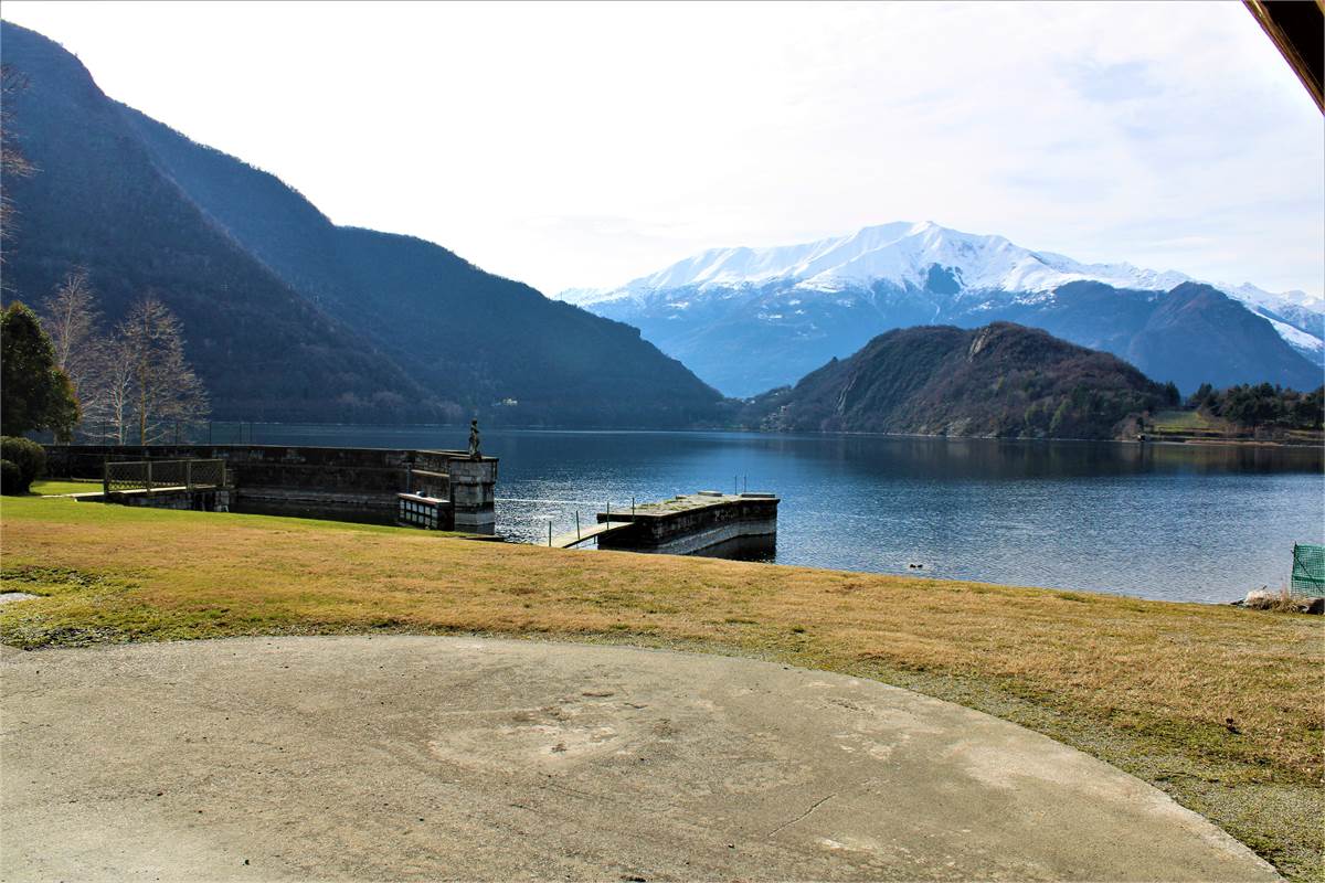 Villa nuova fronte lago con darsena