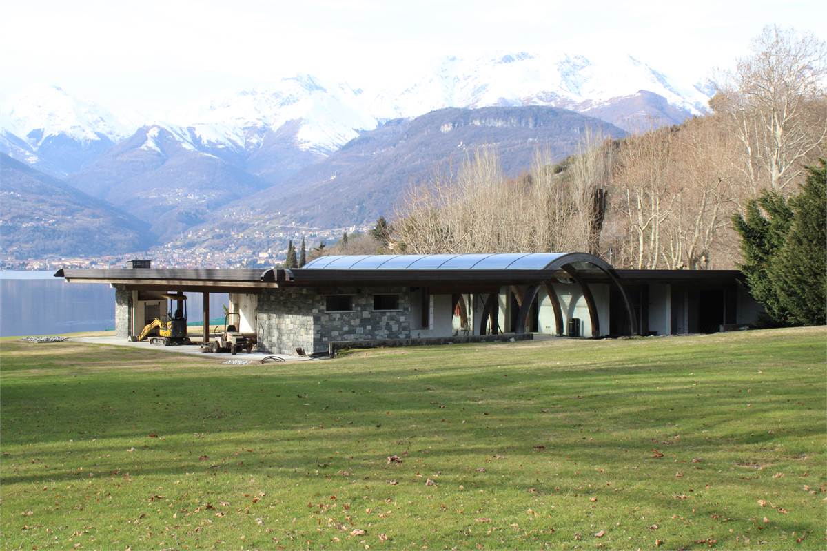 Villa nuova fronte lago con darsena