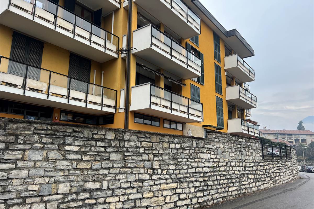 QUADRILOCALE IN AFFITTO CON BOX E CANTINA 