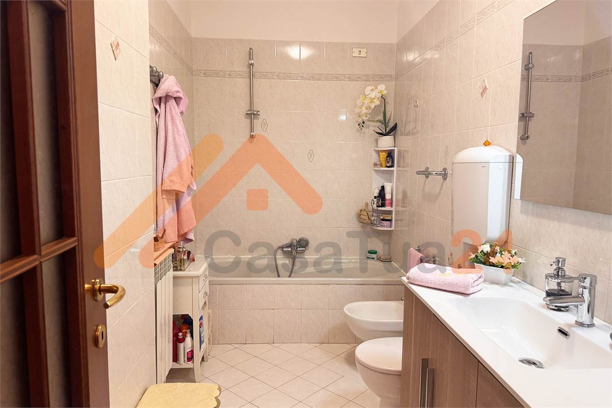 Luminoso bilocale con terrazzino e posto auto coperto