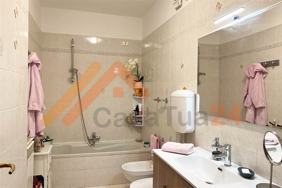 Luminoso bilocale con terrazzino e posto auto coperto