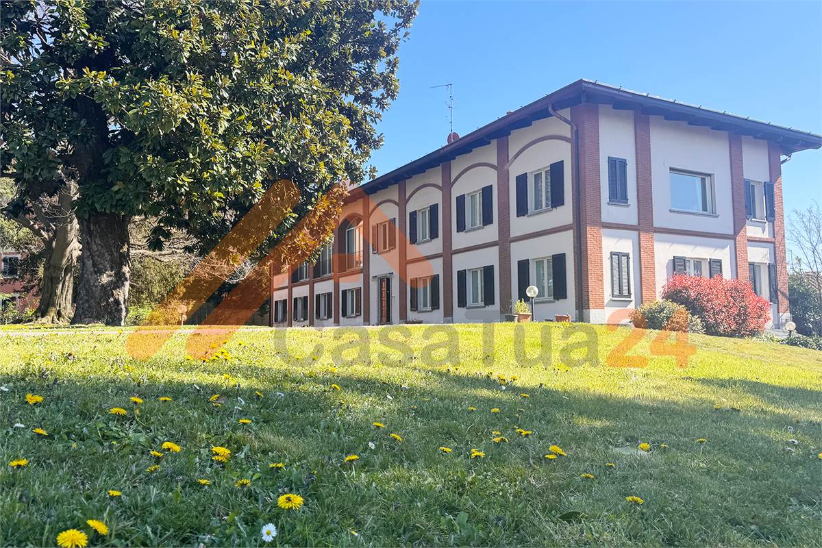 Casale con giardino privato e box