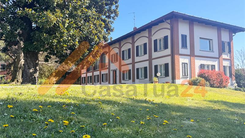 Casale con giardino privato e box