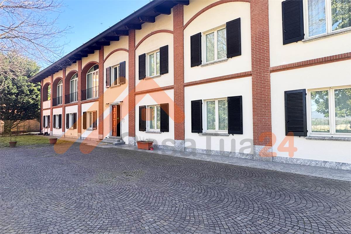 Casale con giardino privato e box