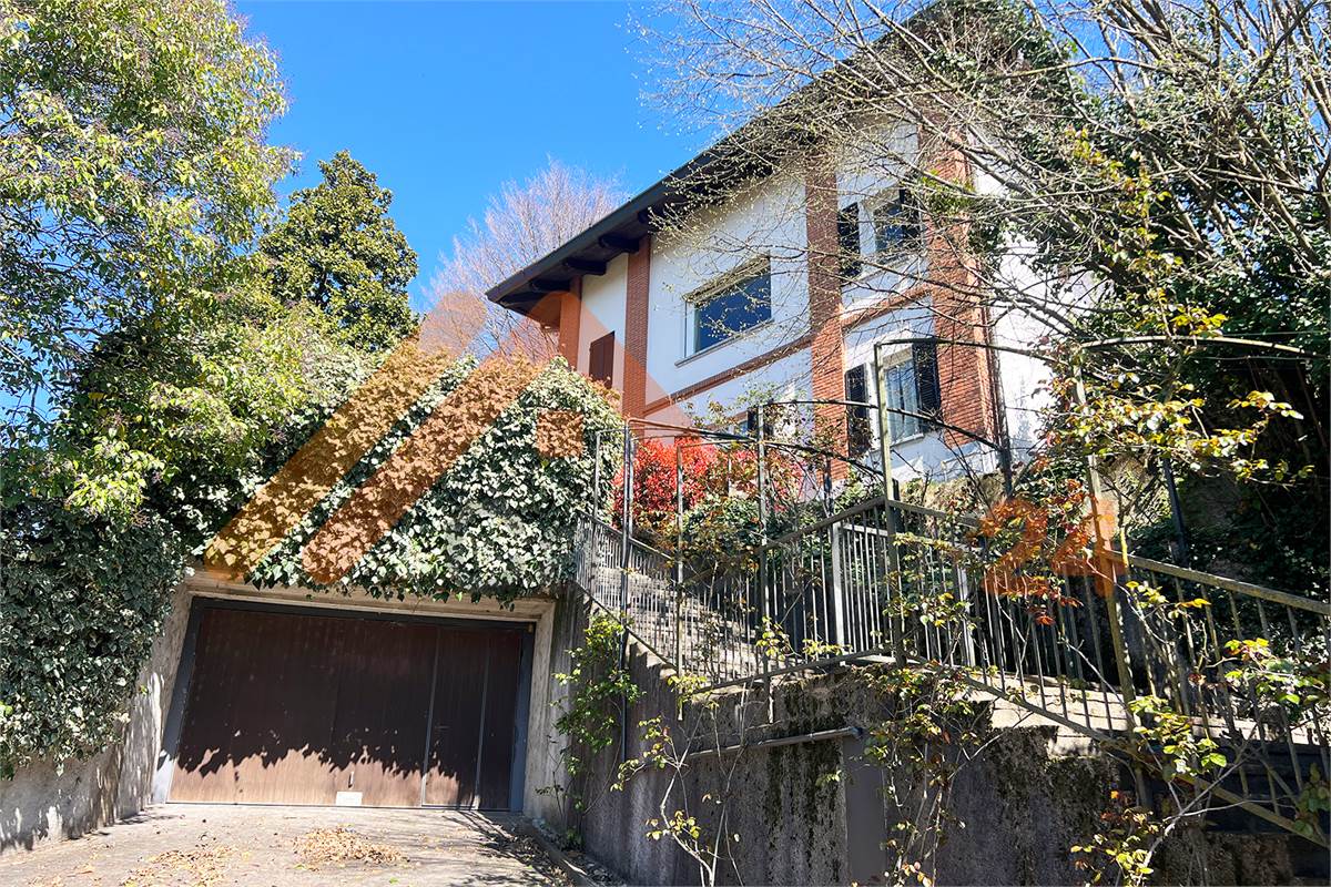 Casale con giardino privato e box