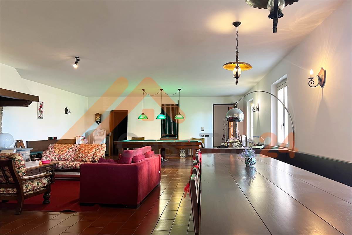 Casale con giardino privato e box