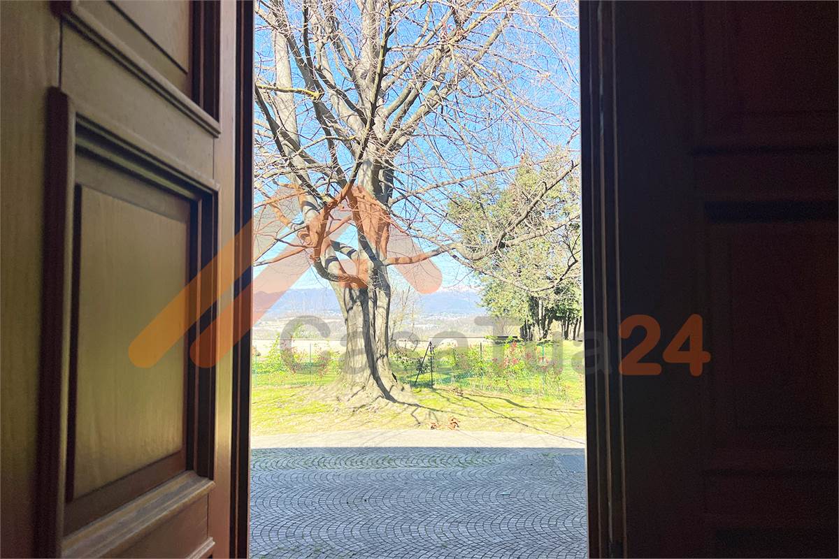 Casale con giardino privato e box