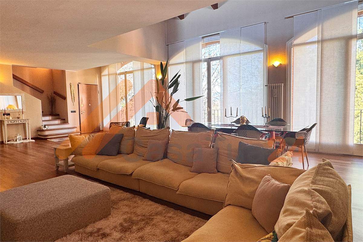 Casale con giardino privato e box