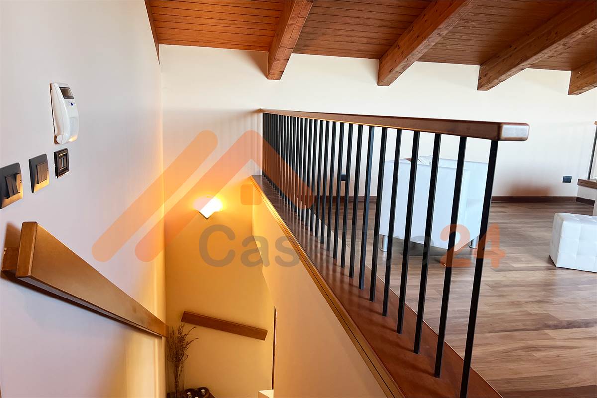 Casale con giardino privato e box